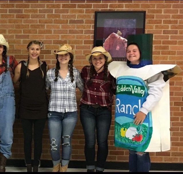 OhWowThatsAwk's tweet photo. when they tell you it's "ranch day" and you don't really get the memo https://t.co/IuImYnAfvd