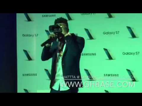 ghana_yolo's tweet photo. Shatta wale performs kakai at Samsung s7 and s7 edge launch #GhBase #Entertainment ... - https://t.co/bpyPJYaZ67 https://t.co/M7lA5XEWAT