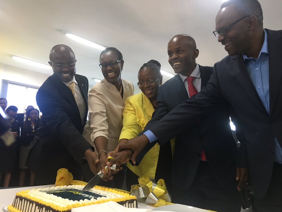 SidianBank's tweet photo. #SidianBank Board members cut the cake to celebrate the moment https://t.co/mZVyGaGkEh