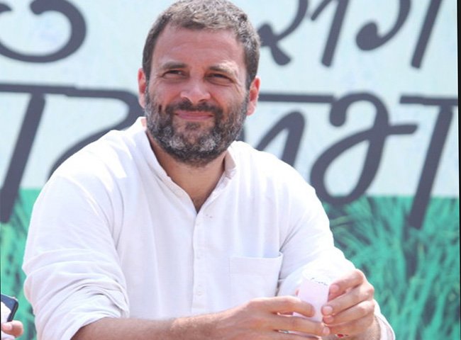 aajtak's tweet photo. राहुल गांधी का PM पर निशाना, कहा- हिंदुस्तानियों के बीच जहर घोलते हैं मोदी
https://t.co/O3UUqCoJwL https://t.co/BZzzUGbcUn