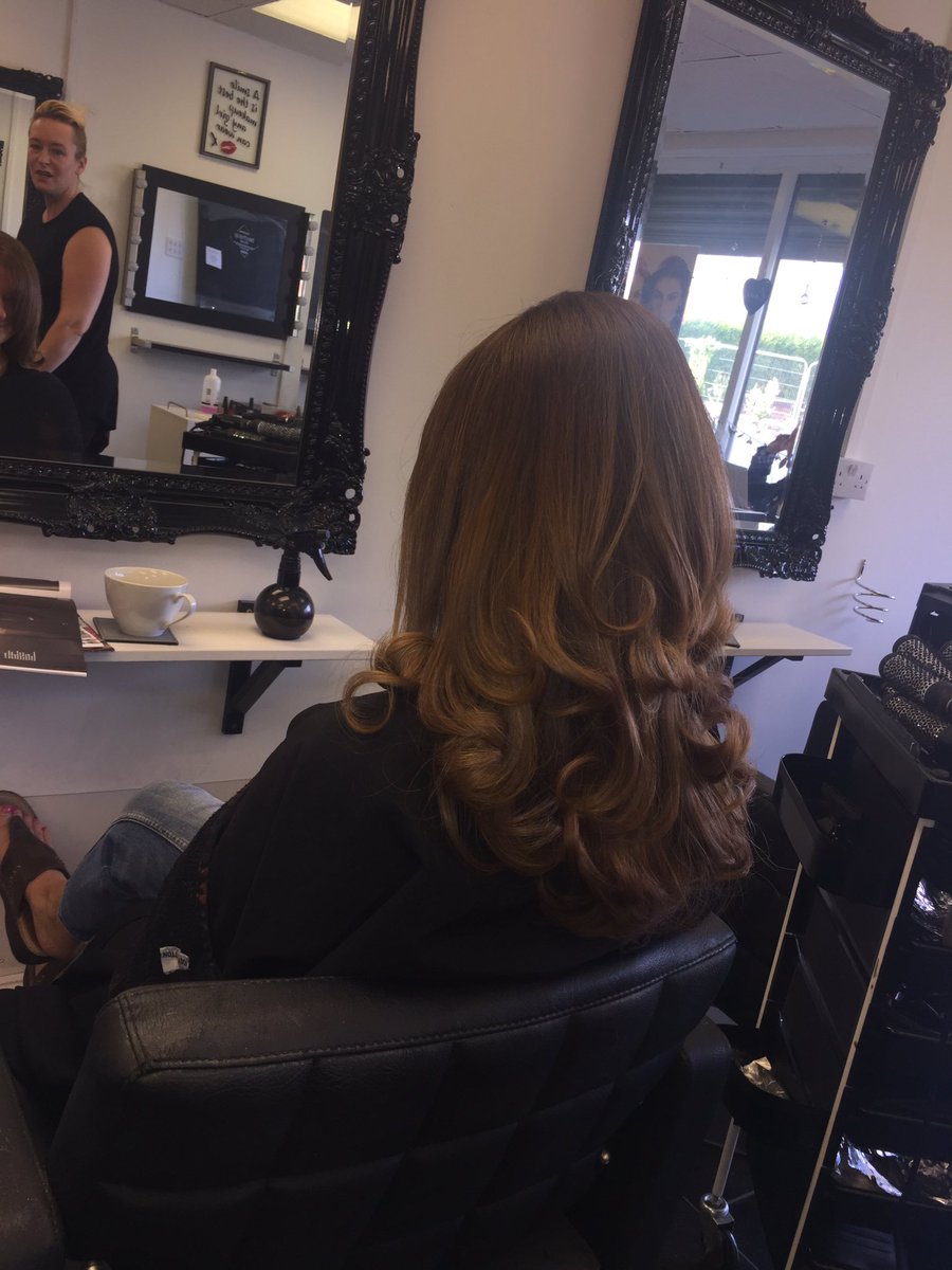 LoveMeDo31's tweet photo. Colour cut and blow by chelsea #bouncyblow #lovehair #warmtones #autumn 🍁🍂💁🏼 https://t.co/66xVQGKRqM