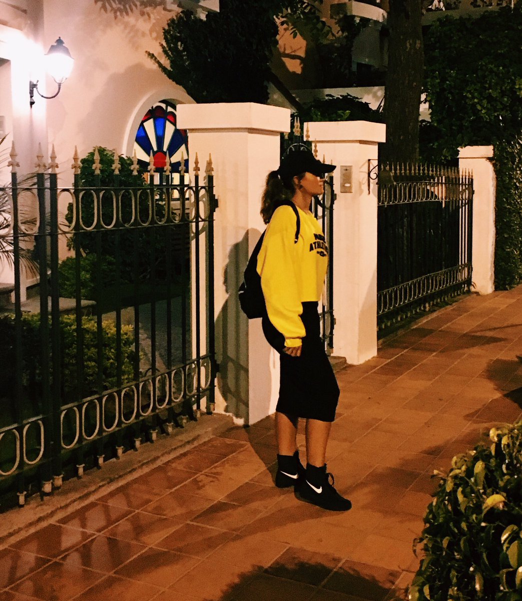 __caseymichelle's tweet photo. Sweater//dress//boxing shoes 🌚 #ExploringEcuador https://t.co/t8YxEvNvUK