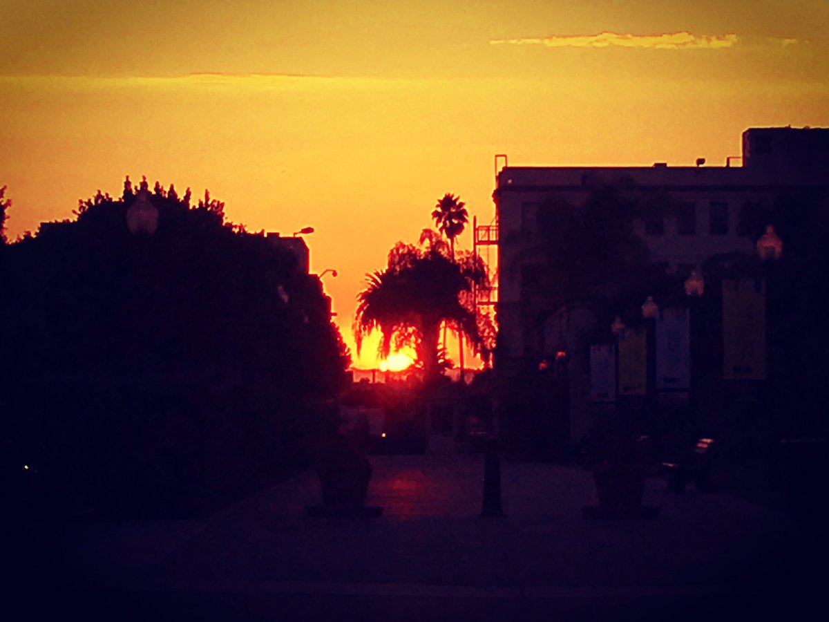ptraper's tweet photo. #felizdiadelaprimavera !!! Primer atardecer del otoño x acá #sunsetinla https://t.co/bxJIxQv8GT