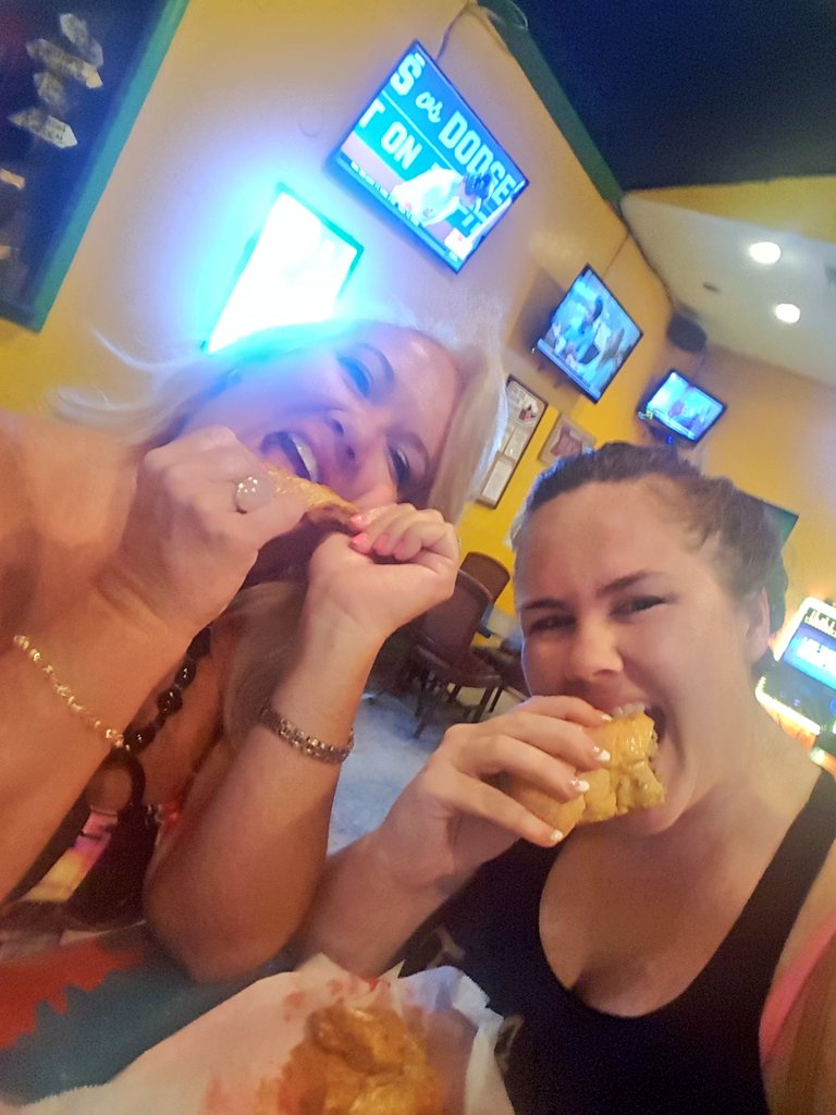 MeaganPrescott1's tweet photo. We were hungry #FoodIsLife #pineapplepointtv #wingnight https://t.co/Gmu8c84ohF