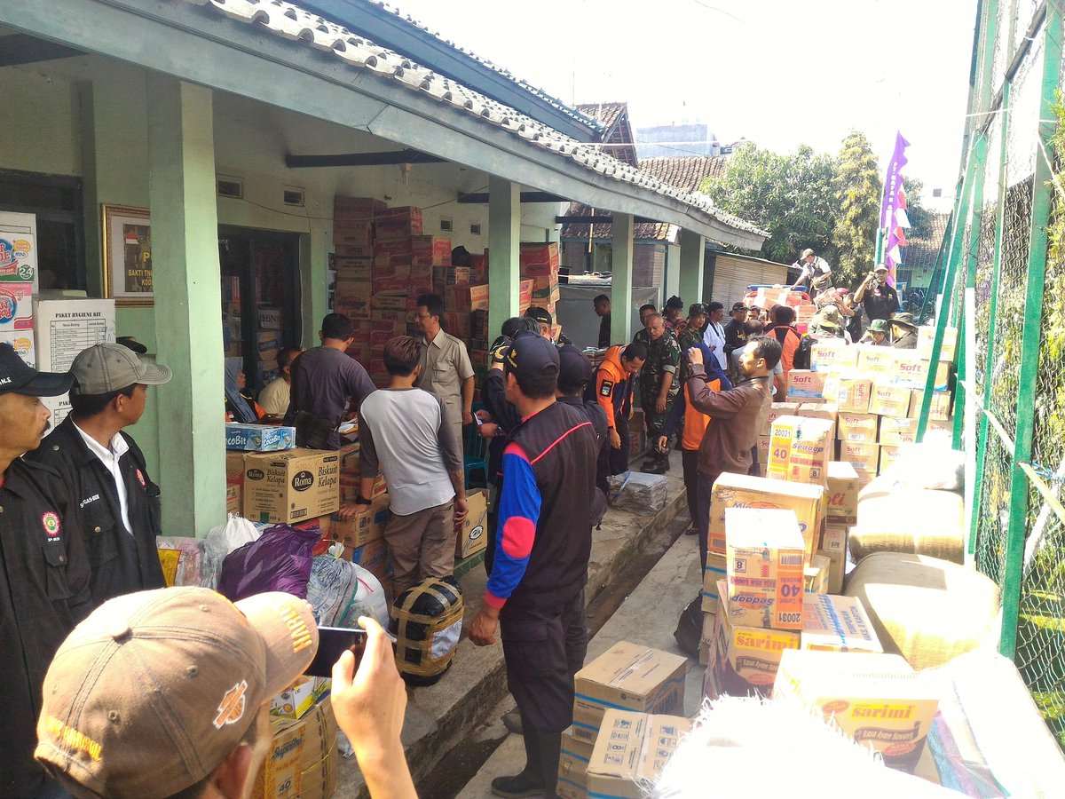 cepayifitriana's tweet photo. Kesibukan di Posko Utama Bencana Banjir Garut di Markas Kodim 0611/Garut @BNPB_Indonesia @PRFMnews @RadioElshinta @detikcom @ridwankamil https://t.co/HcEHFNDlcP
