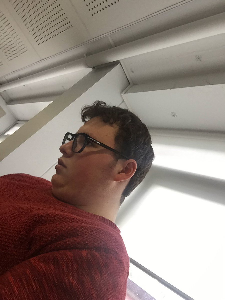 YoelDodge's tweet photo. @benahem he pretends to be studying but he's really playing bubble trouble #deakindifference @UNILAD https://t.co/JWYdoSGgYa