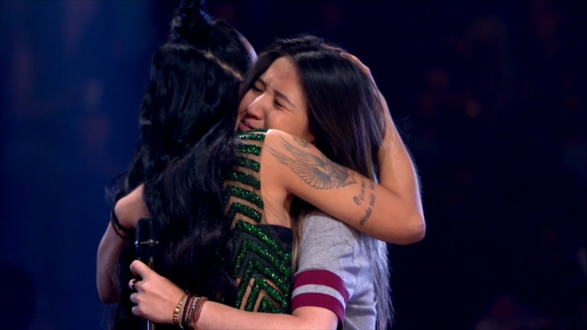 Abraço de boas-vindas na Sayuri!!! #XFactorBR