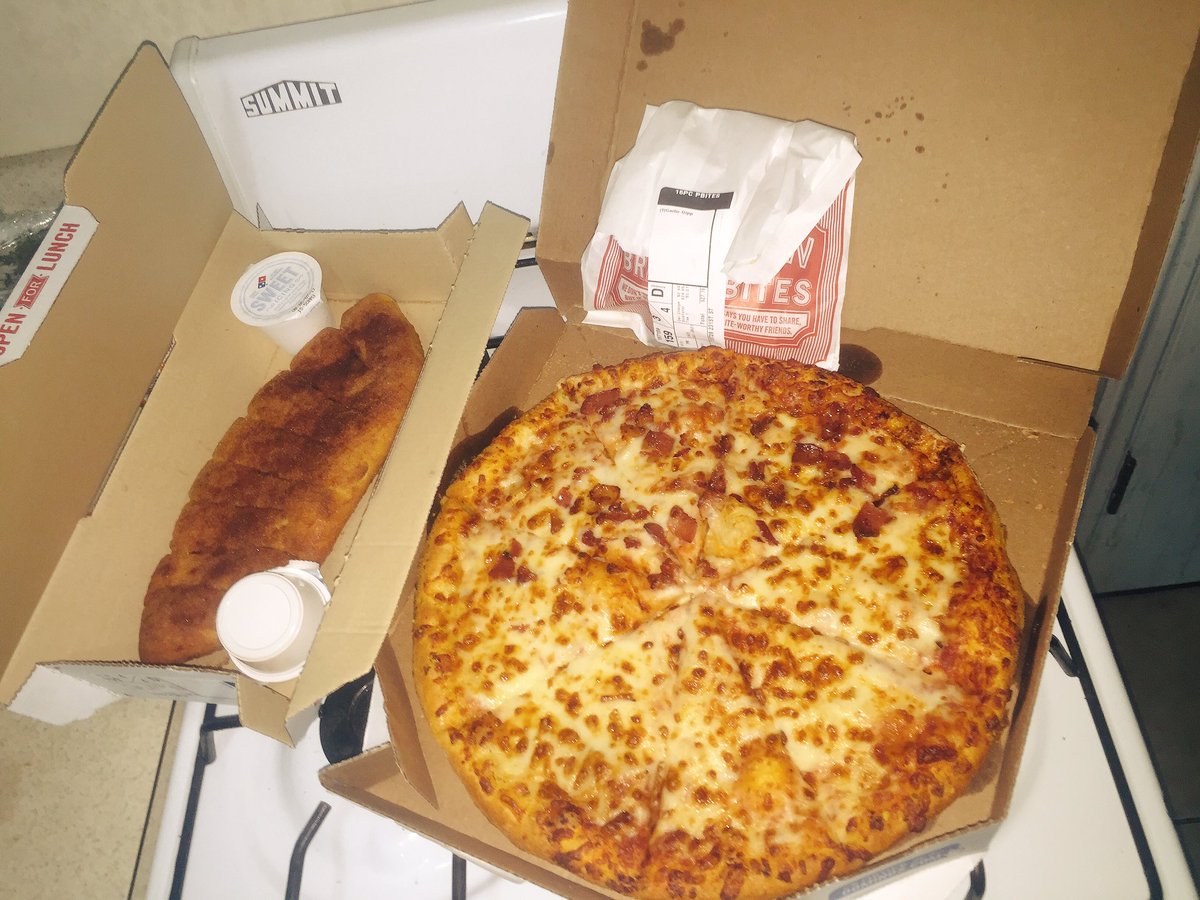 iRampRuff's tweet photo. #dominospizza #dpzchicken with a chicken alfredo on the side😋😋😋 then jumping back on the #twitch @iRampRuff @ConvictedClan https://t.co/AoLTuZORY2