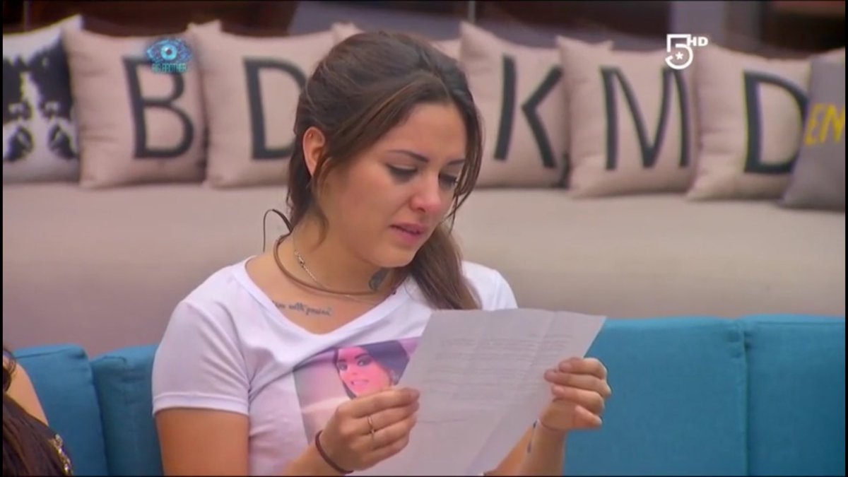 ShiraC_fan's tweet photo. Al recibir la carta de mamá UN AÑO CON SHIRA @shiracasar que lindo momento https://t.co/Jpsg2kJ286