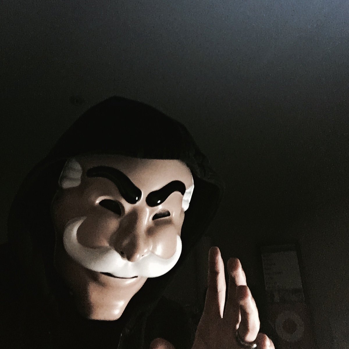 SAMLensTV's tweet photo. ...as the silent observer. @whoismrrobot #mrrobot #seasonfinale #hugeiPod https://t.co/F28xozLyca