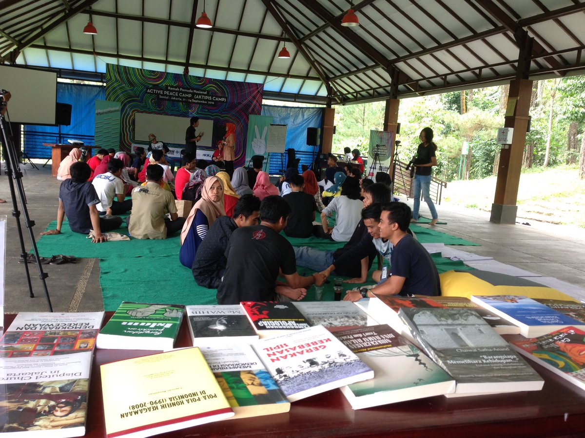 PUSADparamadina's tweet photo. Active-Peace Camp Pemuda dari Cirebon, Sukabumi, Tasikmalaya, Garut, Ciamis, Kuningan @READY_INA #PeaceDay https://t.co/4QPHn4NVKq