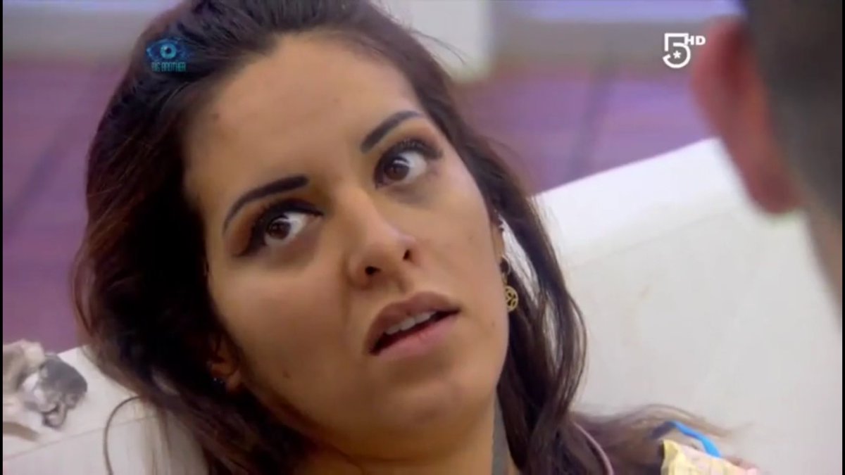 ShiraC_fan's tweet photo. La cara de fastidio cuando las moscas jodonas no dejan de zumbar 😂 UN AÑO CON SHIRA jajaja quién era la mosca? 🤔 https://t.co/VSOdytMKft