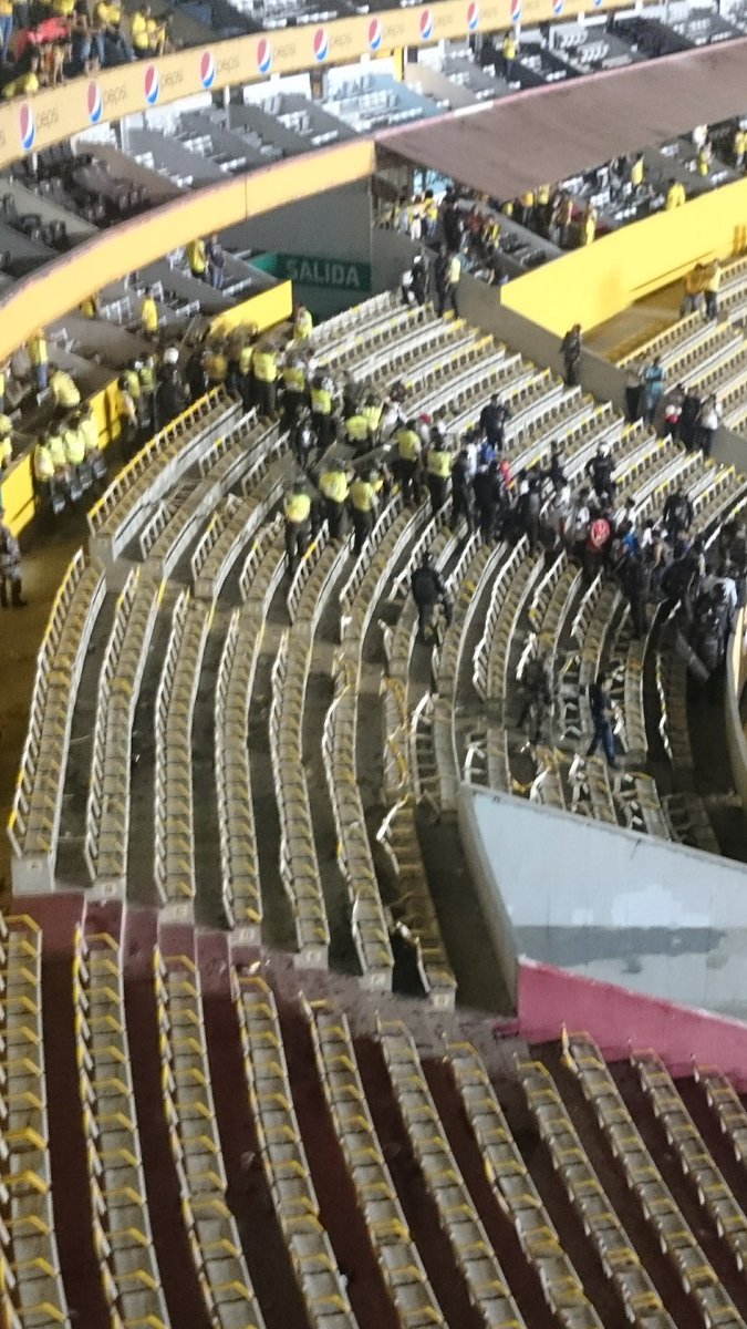 kevin_navarret's tweet photo. @DIRECTVEcuador  @AntonioUbilla1  #DebateFutbolxDirectv da pena este tipo d actuacion d la hinchada de #LDU ya es hora de madurar https://t.co/wXCH9S55TW