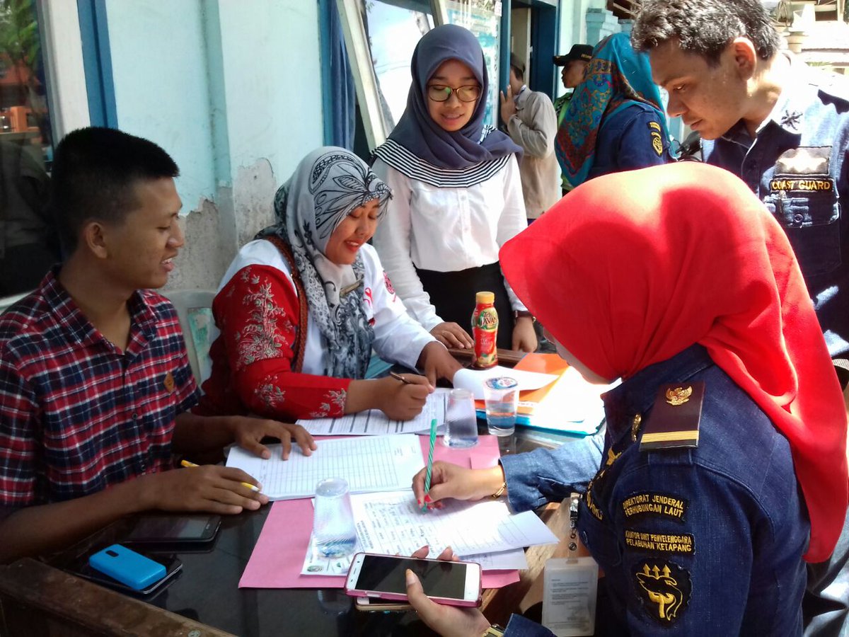 kpakabbwi's tweet photo. Kesadaran yg luar biasa di pelabuhan 
Mobile vct pesertanya membludak @kpakabbwi @Dinkesbwi @Bwi_Be_Right @a_azwarnas @Kab_Banyuwangi https://t.co/Lcj3vIoeDI