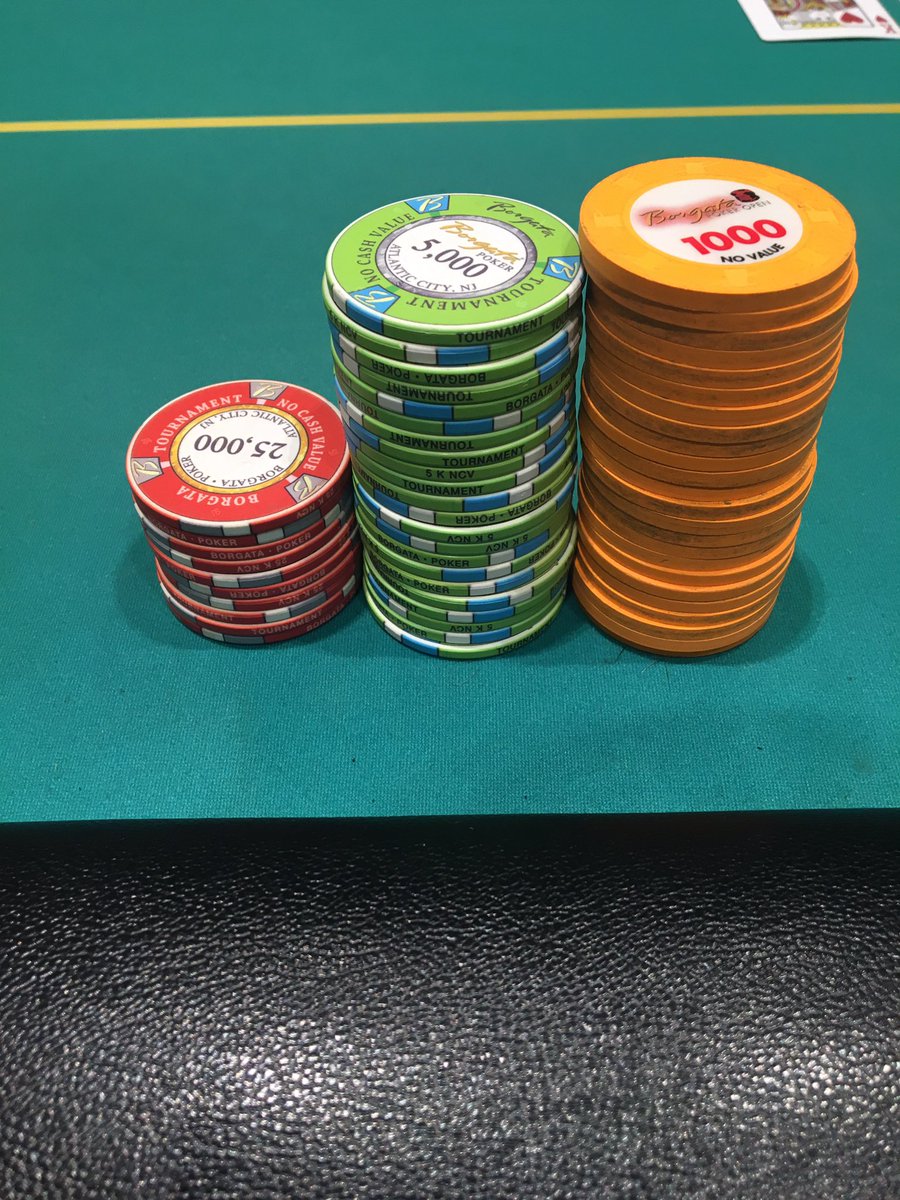 Bishop847's tweet photo. This many chips at 8/16k. 40 left. #updatesarefun https://t.co/pckwIm4VLo