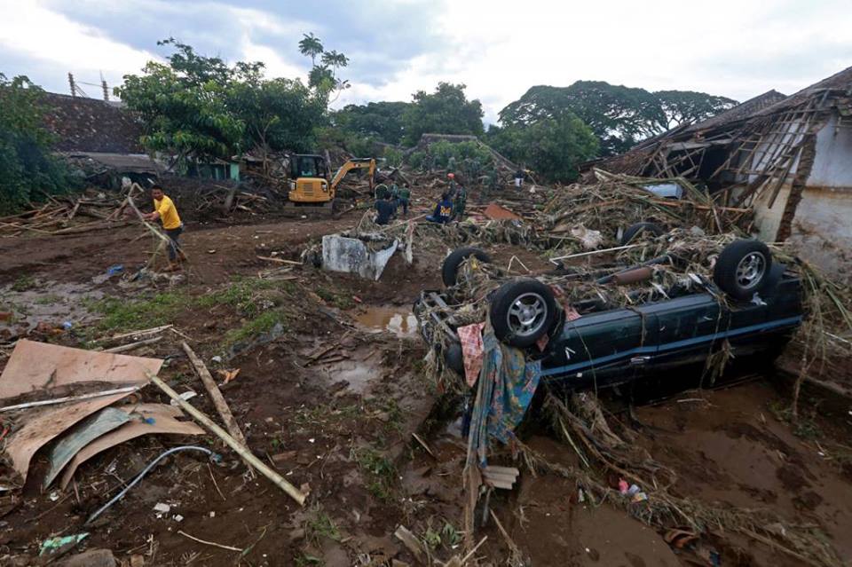 SINDOnews's tweet photo. [PHOTO] Pemukiman Warga Garut Luluh Lantak Diterjang Banjir Bandang https://t.co/Cjuyx8V7R7 @InformasiGarut #PrayForGarut https://t.co/1tm8r8eqSJ