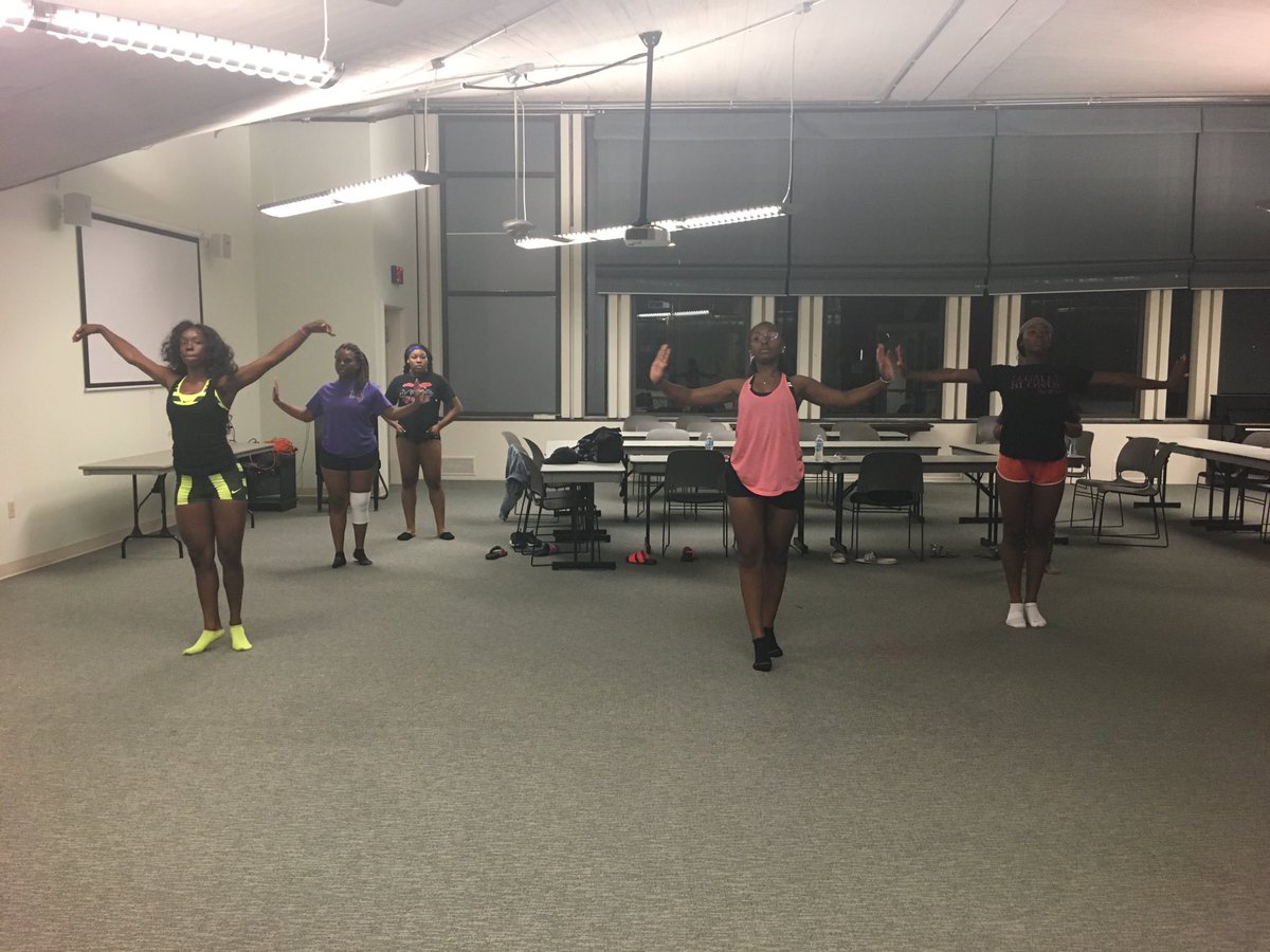 NOIRDance's tweet photo. Second technique night with our guest choreographer Alaina!! 👯💃 #NOIRDanceTroupe #RockRockinIt https://t.co/2Zk8yPcA2N