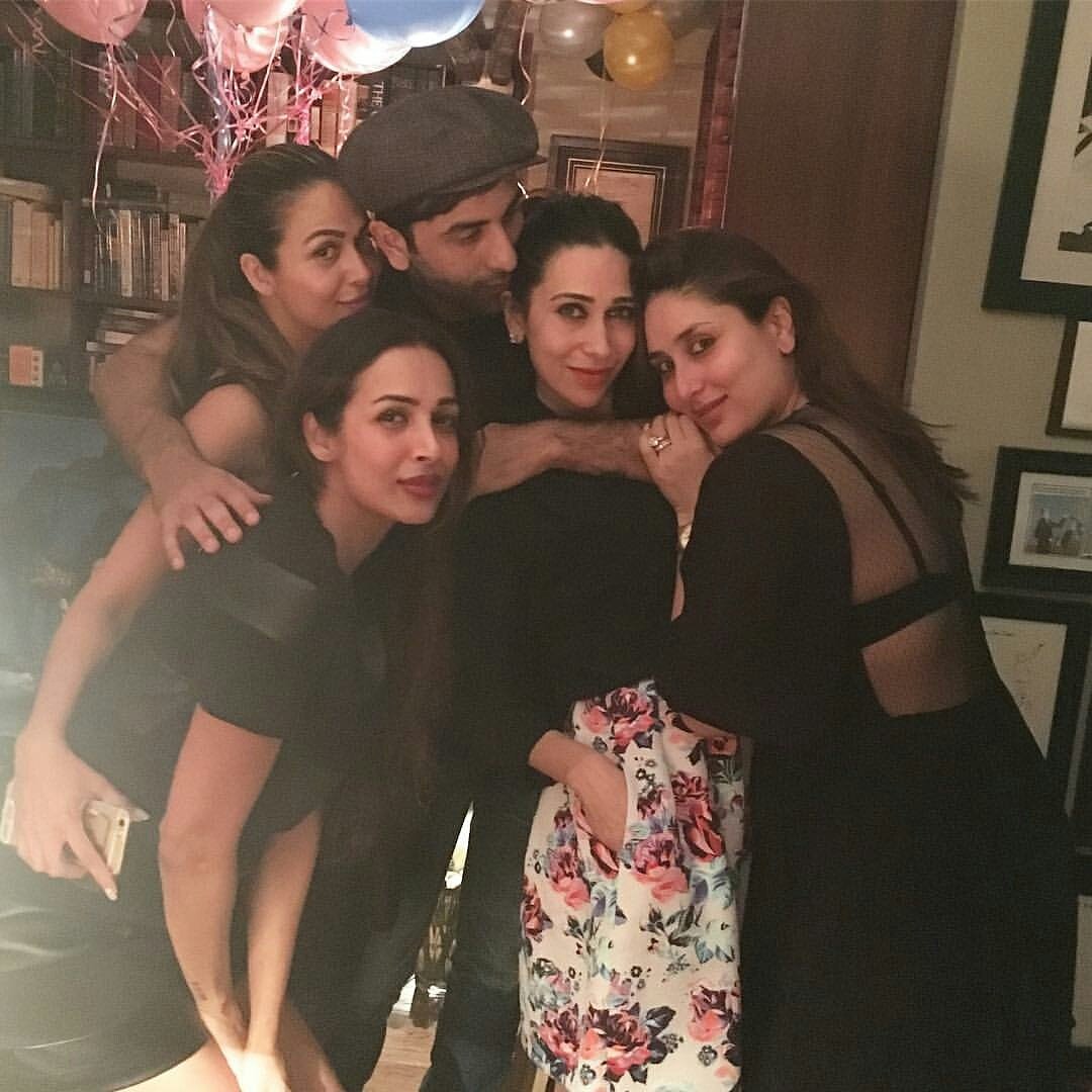 Bebolicious_ID's tweet photo. Kareena Kapoor celebrating her birthday with her big family and friends https://t.co/tUjrVBREd5