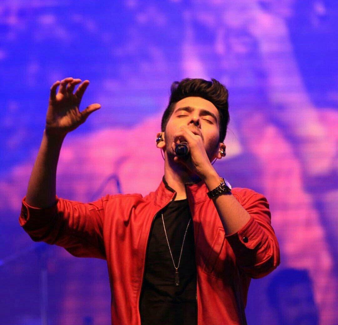 ShristyChandra's tweet photo. I kno that all is jst excellently fabullous. but choose 1plzz
#JabTak<3
#BsItna๐
#MujhkoBarsaat๐
#kuchToH๐
#BolDoNa๐ https://t.co/P8jDCJmU3q