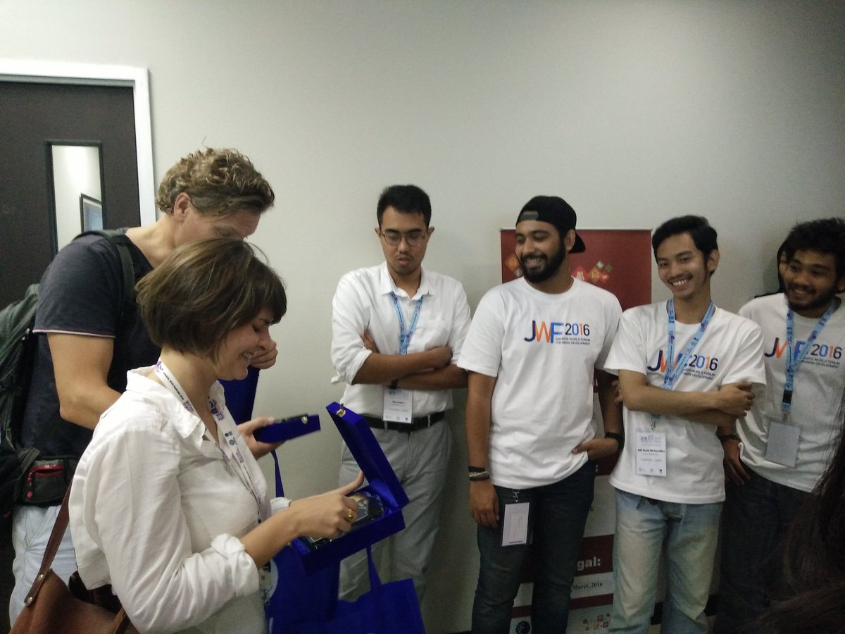 mugscope's tweet photo. #mugscope team and @umn_serpong are giving little appreciation to @jlvisser and @verenahoelzl, good bye! ππ https://t.co/4cy5CHHwzW