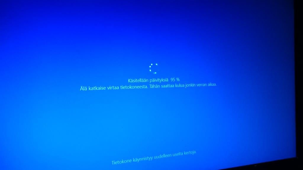 EveMaa's tweet photo. Jonkin aikaa on 2 tuntia. Onneks tänään on palaveripäivä, ei painopäivä. Damn you pc. https://t.co/LpwAvh7K75