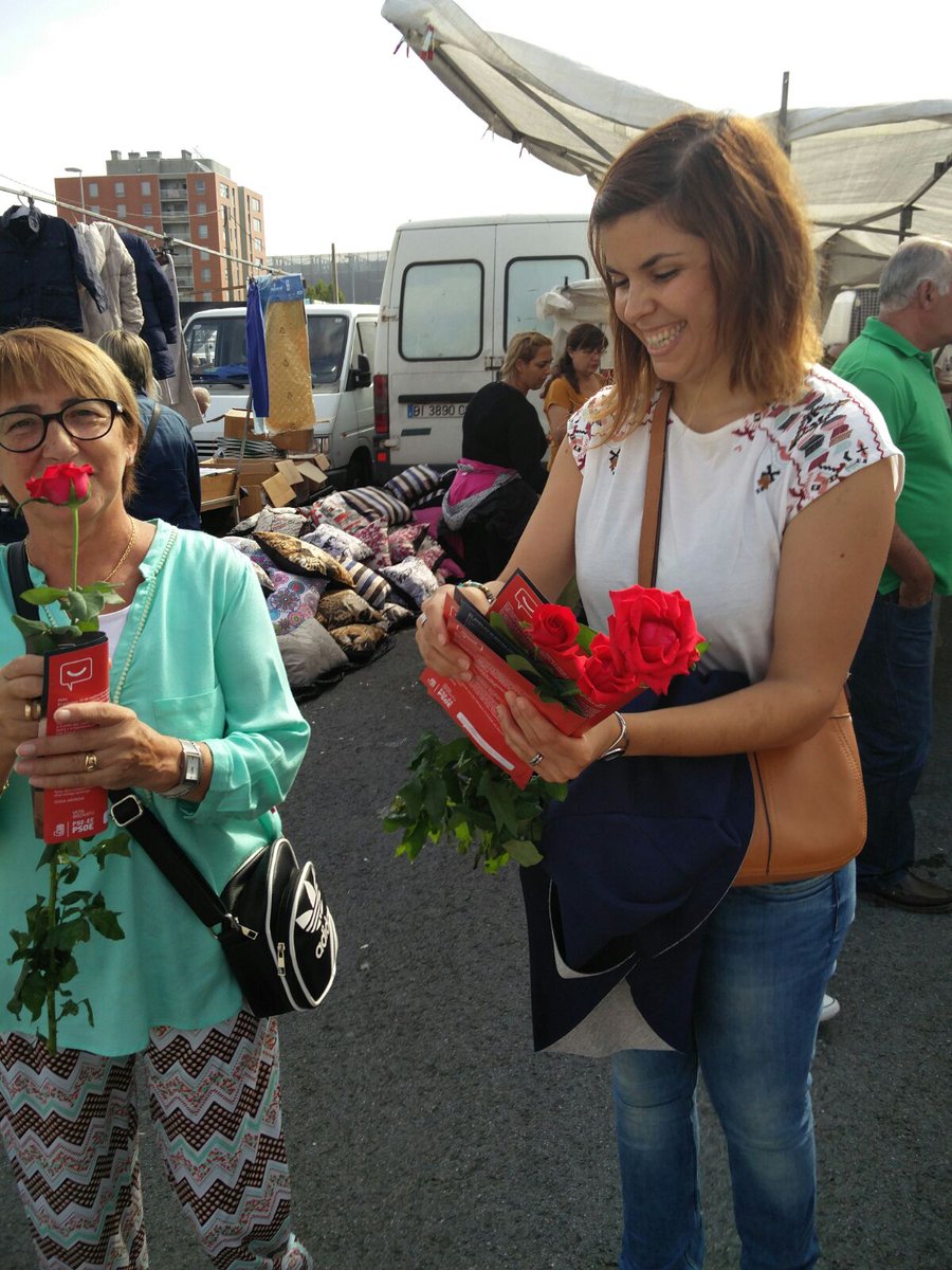 PSEBarakaldo's tweet photo. En el mercadillo de Ansio explicando nuestras propuestas. Estábamos más pero han hecho de fotógrafos 😉 #JuntosBatera https://t.co/wWXFh5OANY