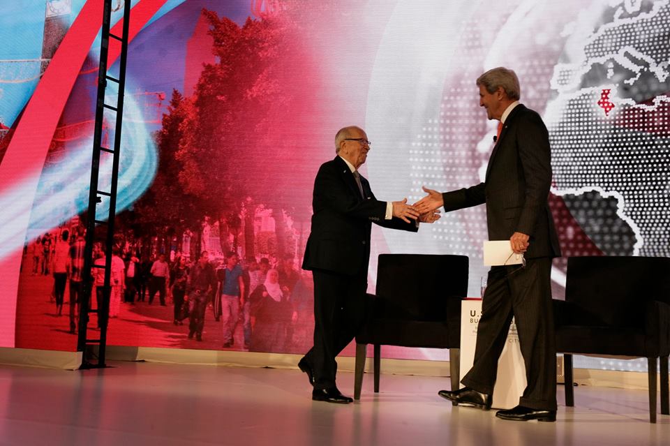 TnPresidency's tweet photo. وقد أدار وزير الخارجية الأمريكي حوارًا مفتوح حول خصوصيّات التجربة الديمقراطية التونسية وسبل دعم الاستثمار بتونس
#TnPR  #USAfricaBizForum https://t.co/mfbIlaFUBR