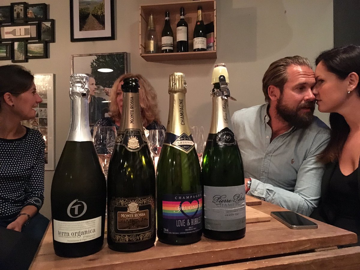 Wineradical's tweet photo. Bubbly #winetasting everybody #happypeople at #lenoteca #malmo https://t.co/NYwu9ibAMt