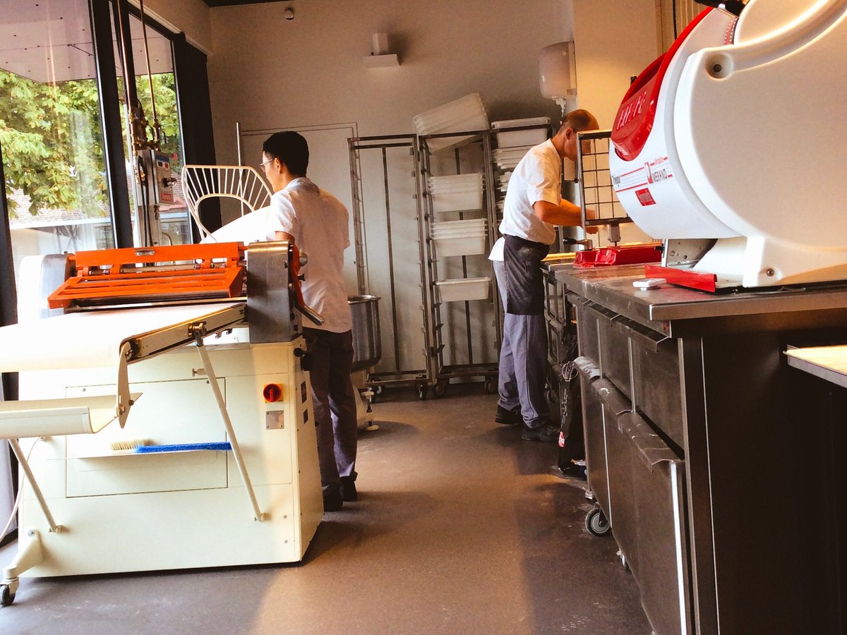 robin_bakery's tweet photo. Druk in de weer met croissants maken! #bijrobin #alleszelf #delekkerste #wageningen https://t.co/bmkuoTwxK1