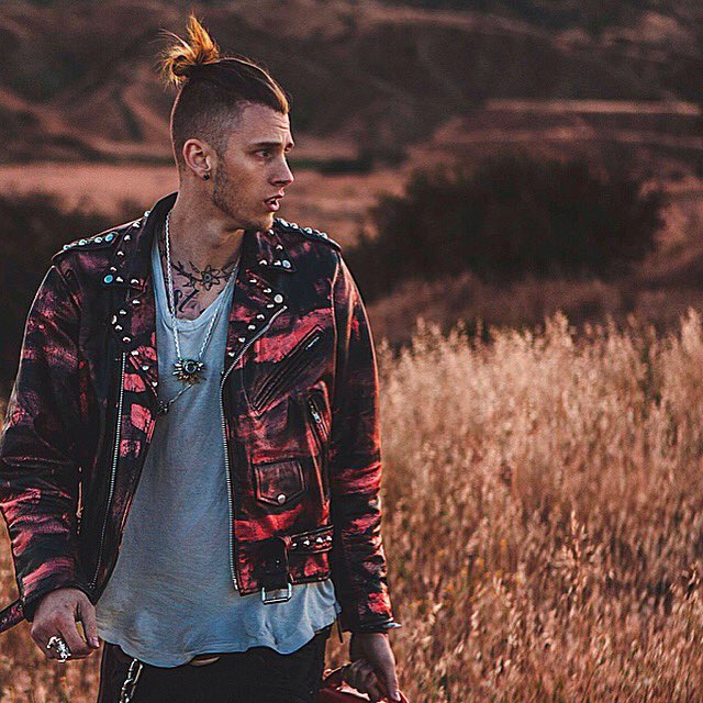 basicbitchx420's tweet image. 😈 @machinegunkelly