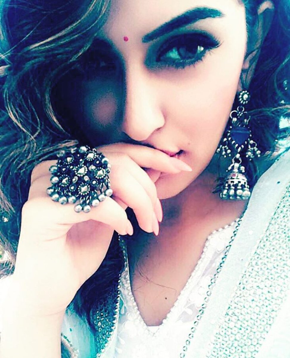 kollywoodtimes's tweet photo. #Hansika Being Desi @ihansika https://t.co/lbHIL8K5xL