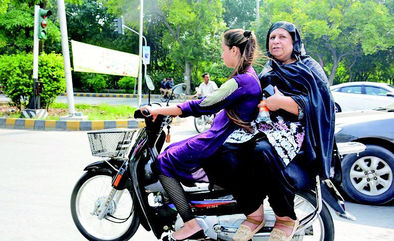 AliJawadHussain's tweet photo. Girl riding scooty with her mom in Lahore, mall road. #ChangingLahore #ChangingPakistan
@um_e_salma @qrratugai @Intprofessor https://t.co/wnJE5O8XAy