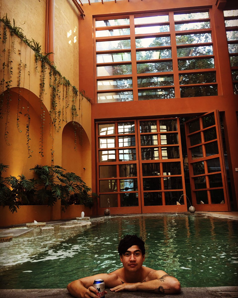 Calum5SOS's tweet image. Pre show swim.