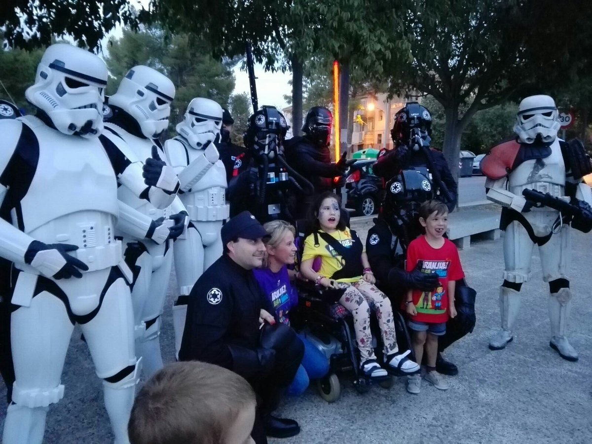 Hubihu85's tweet photo. La @legion501 con la pequeña Elsa, colaborando en #aranjuez en el #partidobenefico a favor de #elsaymario contra el #ela @501stLegion https://t.co/l8iK7mDfbc