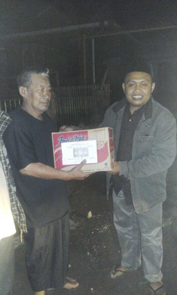 nucare_lazisnu's tweet photo. @Paramecwara @Ansor_Satu @asevmuslimovic @GPANSOR_ 
Semalam tim NU Care sdh tiba di lokasi dan salurkan bantuan. https://t.co/iK0BM46GjD