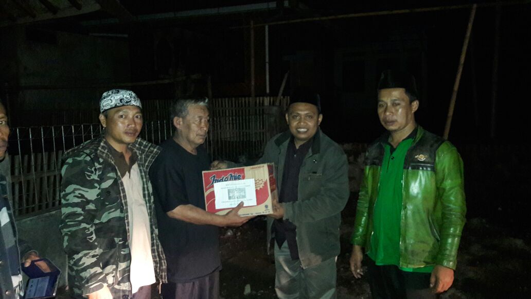 nucare_lazisnu's tweet photo. @Paramecwara @Ansor_Satu @asevmuslimovic @GPANSOR_ 
Semalam tim NU Care sdh tiba di lokasi dan salurkan bantuan. https://t.co/iK0BM46GjD