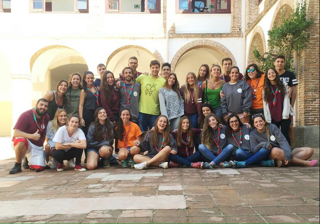Zona15MCECC's tweet photo. PRESENTACIÓ dels equips de #monitors/es dels esplais de #Zona15MCECC: @lOlladeGrills,@EsplaiStPere, @EsplaiPremia i @Esplai_Erol!!💛🌴 https://t.co/ZDdcY7JKHO