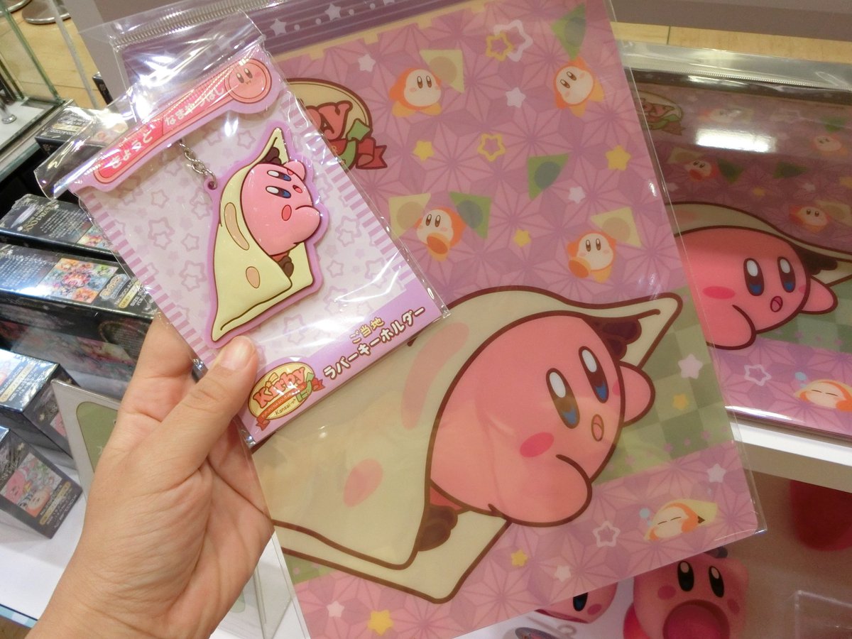 京都ロフト Twitterren １階より カービィのご当地限定グッズのご紹介 各地のグルメを楽しむカービィ 京都 はおなじみ八つ橋です 挟まっちゃったカービィの何とも言えない表情がたまりません さらにカービィグッズを税込１０００円以上お買い上げの方へ