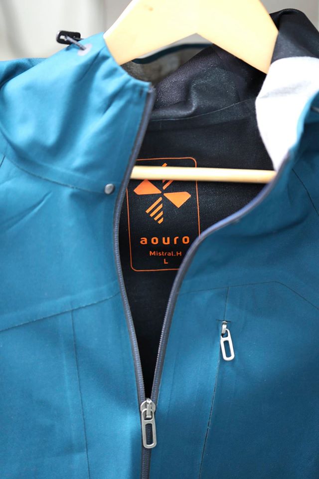 PHILEASfr's tweet photo. L'#innovation textile bientôt dans nos armoires : #AOURO lance les premiers #vetements sans couture #madeinfrance https://t.co/LcQvmtZoq6 https://t.co/nWe2kPxzBp