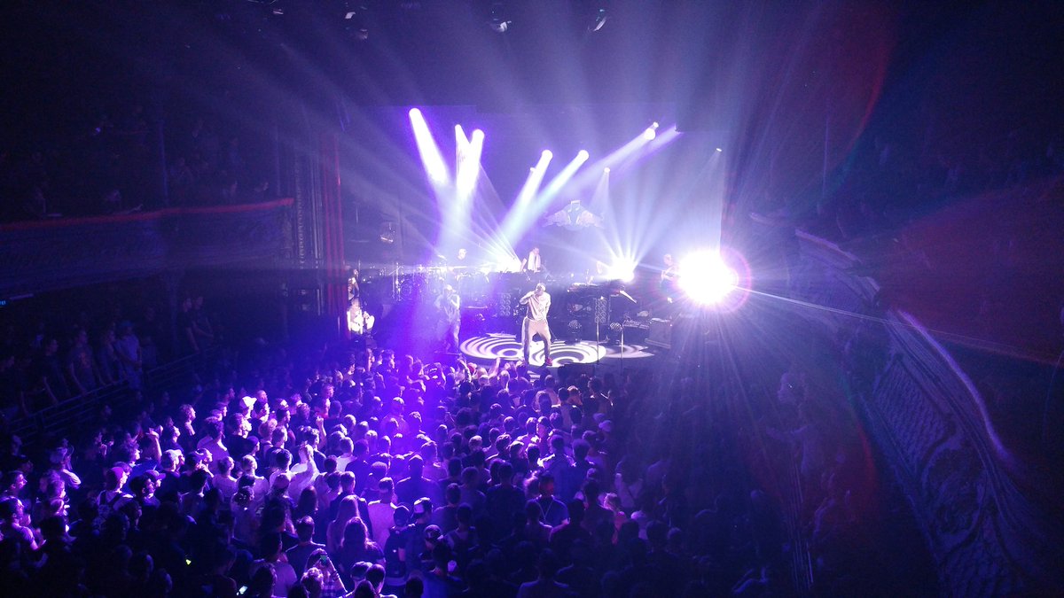 cyclonesmag's tweet photo. Grosse ambiance hier à la @LaCigaleParis pour le #RBMAParis☝(cc @JazzyBazz @SPRINOIR)

#aboutlastnight ##LGg5 https://t.co/PtnngZTYPz