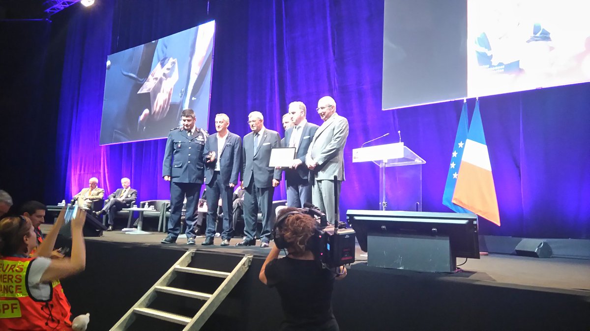 ericcollard18's tweet photo. Le #sdis18 lauréat du premier prix du dvp du volontariat, catégorie "événements" au #CongresSP2016 des @PompiersFR https://t.co/pYgp2BdKaU
