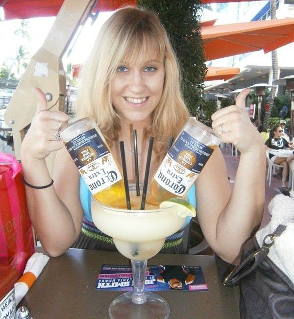 Christina_Pfei's tweet photo. #cocktailtime @ #Miami #Florida 🍸🍹 #artdecodistrict #corona #MiamiBeach #2011 https://t.co/fSI8CzlERg