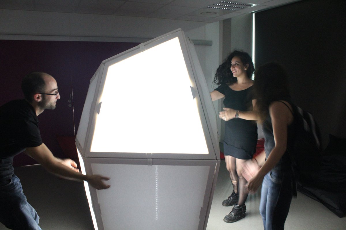 HM_UX_designlab's tweet photo. Pendant la #NantesDigitalW et #Scopitone, venez découvrir les différentes activités proposées par les étudiants du READi design lab! #Nantes https://t.co/MmGHFenmka