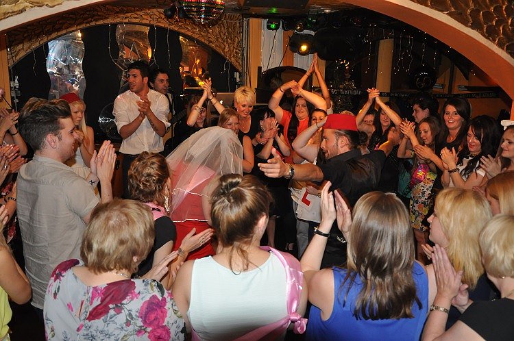 ConfettiWedding's tweet photo. @EFESMANCHESTER  is the perfect location for a crazy #HenParty 👰 As well as a wild night out with the girls! More: https://t.co/XfEjFwGITd https://t.co/zqIL4qwlR4