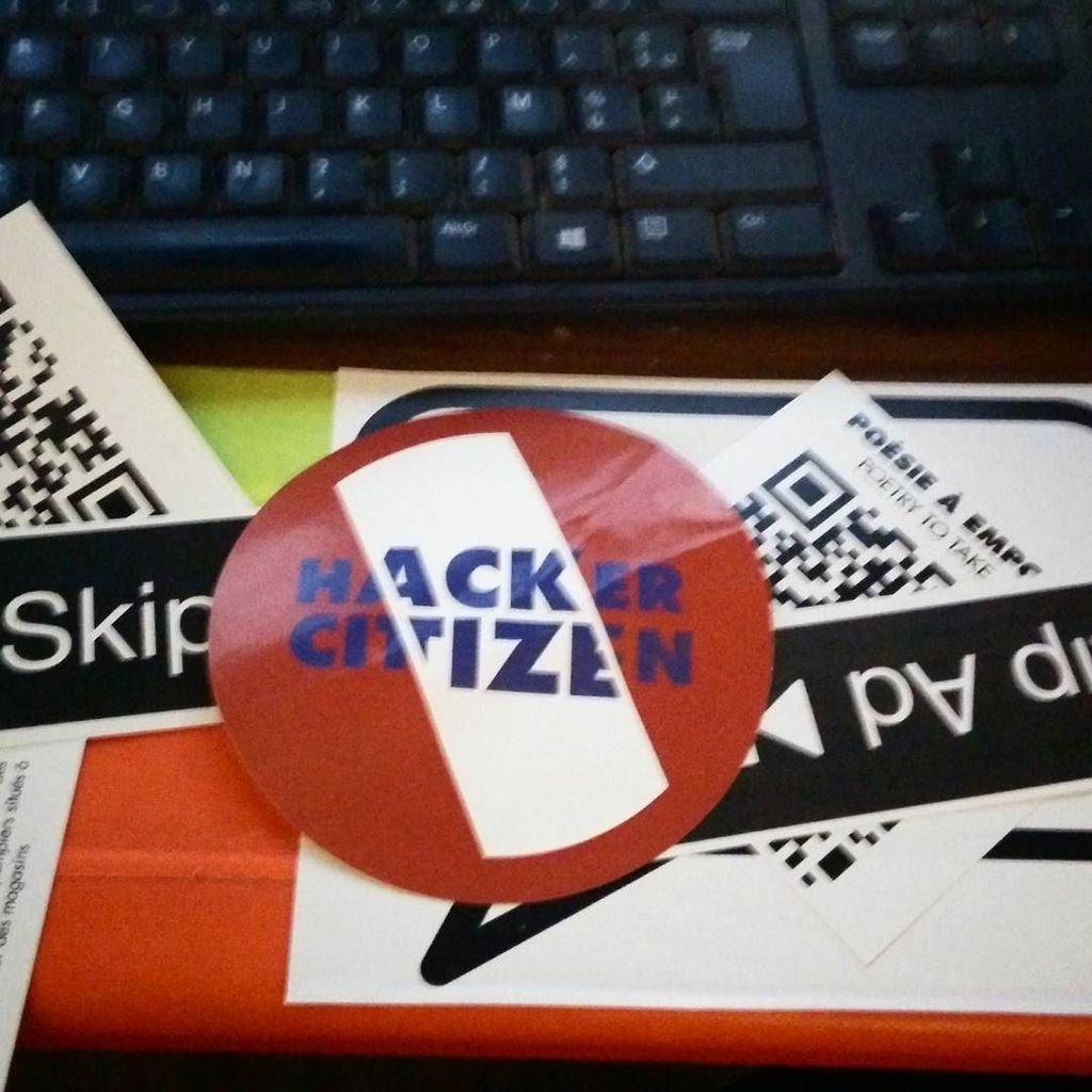 babozor's tweet photo. Avec pleins d'autocollants supra cool merci @geoffreydorne :p #hackerCitizen https://t.co/WeoFiAeS7A https://t.co/mIgcxBZ8e4