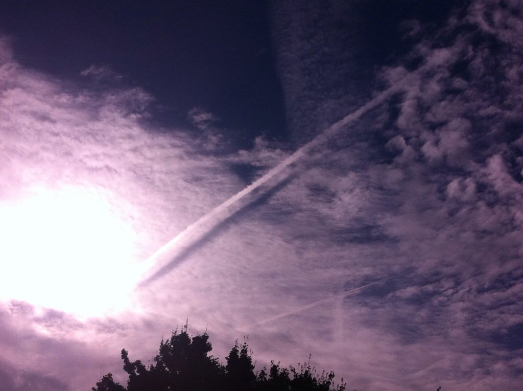 ChemLondon's tweet photo. #ChemTrails #Xmarksthespot #London #UnseasonalWeather https://t.co/EEgl5sI2d6