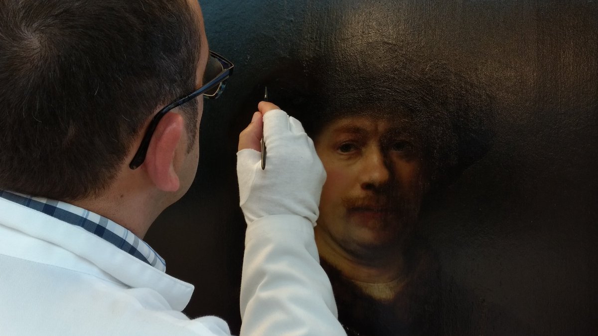 RestauraThyssen's tweet photo. Matizando unos brillos en esta obra maestra de #Rembrandt, para la expo "Un Thyssen nunca visto" en @CaixaForum de #Barcelona. https://t.co/mvxoiMpn5E