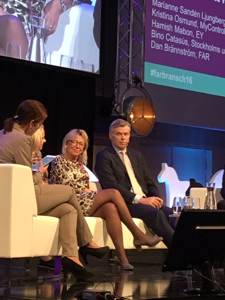 På scenen på #farbransch16 . Att VD Marianne är med förstår jag, men vad 17 gör Sveriges bästa NFL-kommentator där??