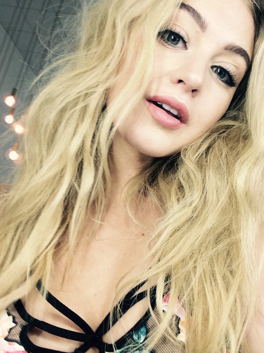 SimplyBeUK's tweet photo. Head to #SimplyBeUK Instagram stories for the #BTS action with @iskralawrence on set in Manchester today ๐๐ธ https://t.co/upzGhR4qB4