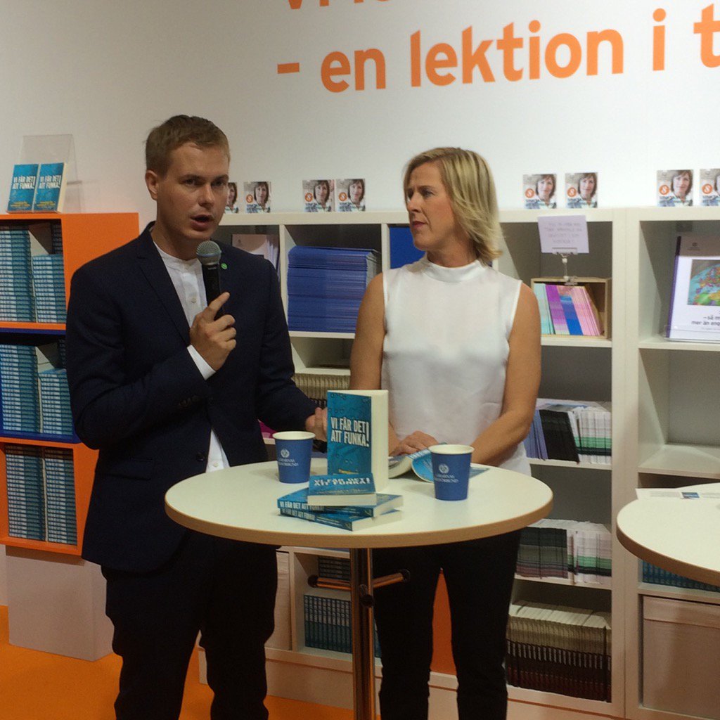 cejo0026's tweet photo. Gustaf tycker att vår bok är viktig #vi får det att funka. #hld https://t.co/qbEnp2spBQ